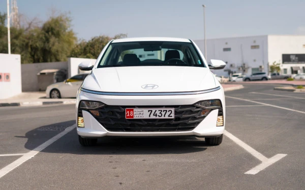  White Hyundai Accent Photo 