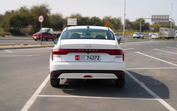  White Hyundai Accent Photo 