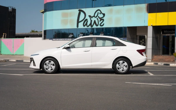  White Hyundai Accent Photo 