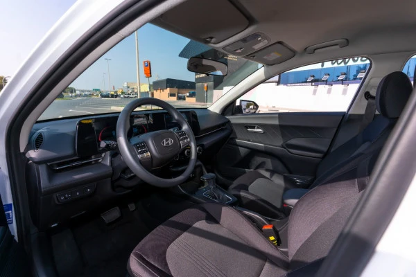  White Hyundai Accent Photo 