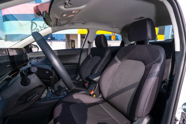  White Hyundai Accent Photo 