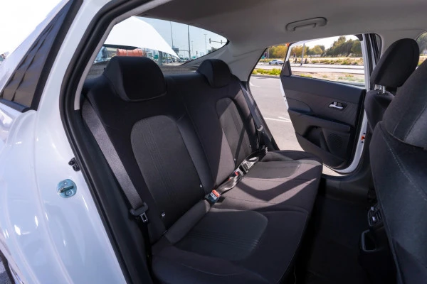  White Hyundai Accent Photo 