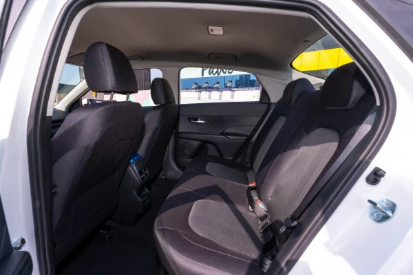  White Hyundai Accent Photo 