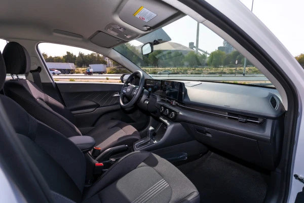  White Hyundai Accent Photo 