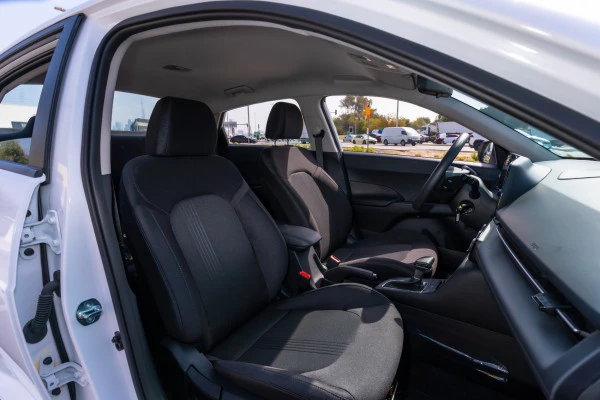  White Hyundai Accent Photo 