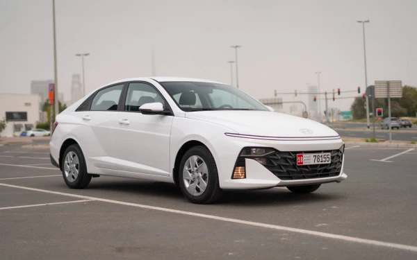  White Hyundai Accent Photo 