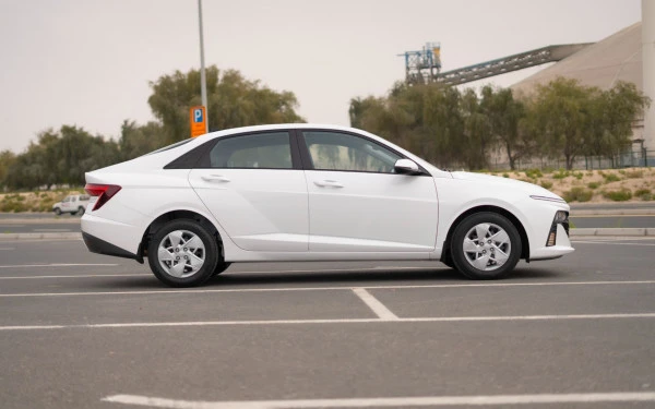  White Hyundai Accent Photo 