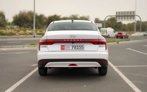  White Hyundai Accent Photo 