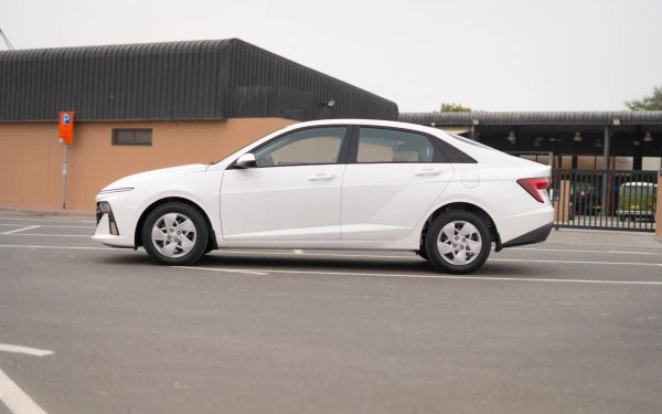  White Hyundai Accent Photo 