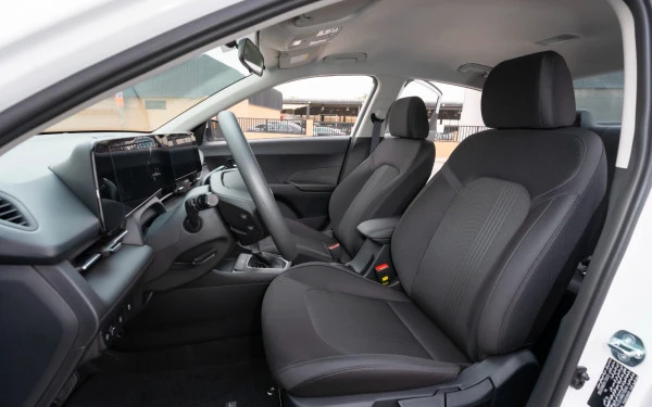  White Hyundai Accent Photo 