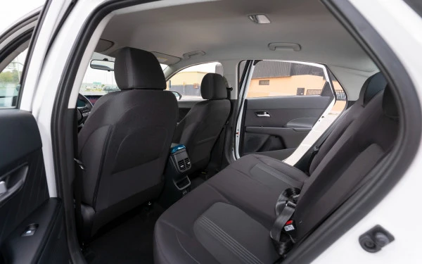  White Hyundai Accent Photo 