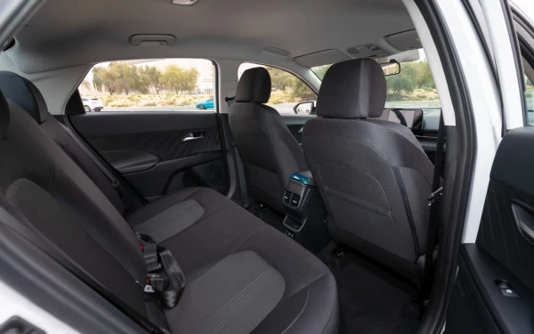  White Hyundai Accent Photo 