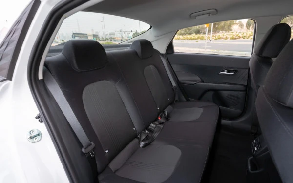  White Hyundai Accent Photo 