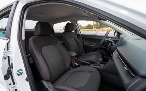  White Hyundai Accent Photo 