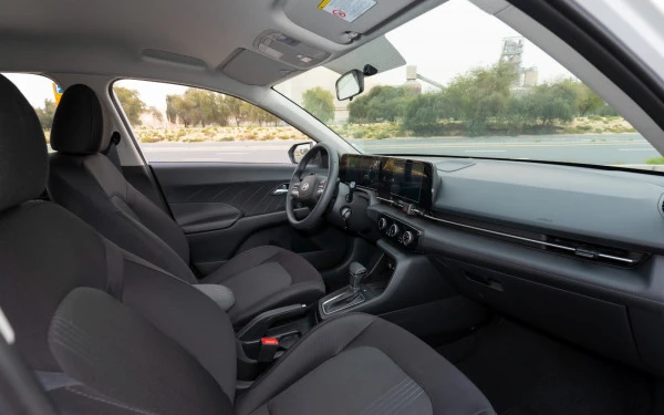  White Hyundai Accent Photo 