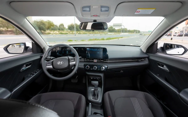  White Hyundai Accent Photo 