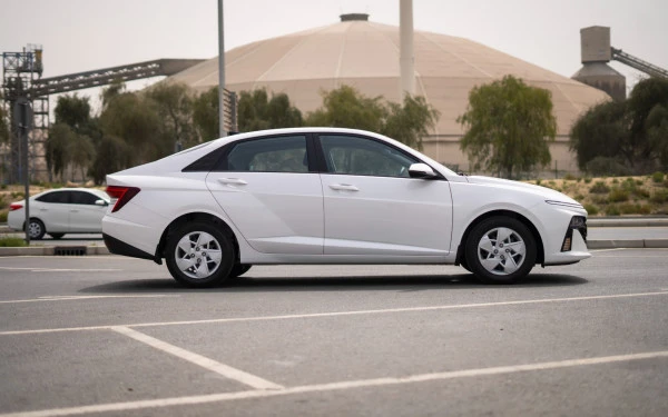  White Hyundai Accent Photo 