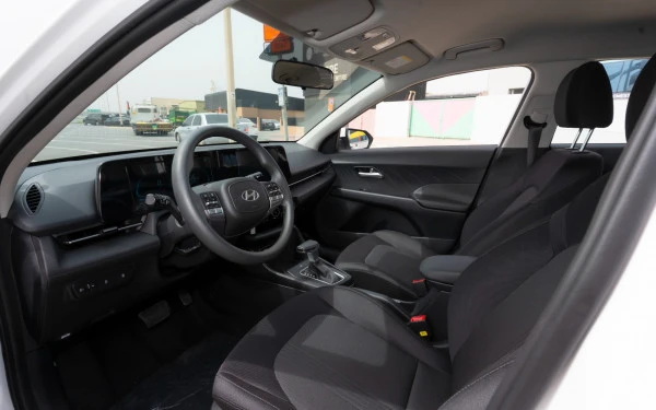  White Hyundai Accent Photo 