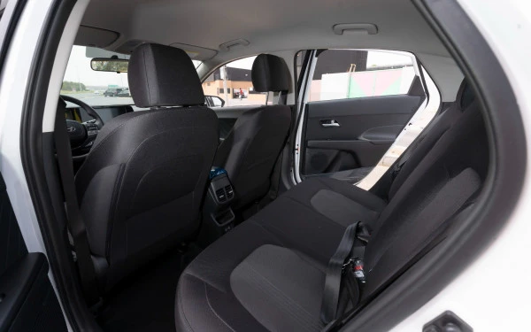  White Hyundai Accent Photo 