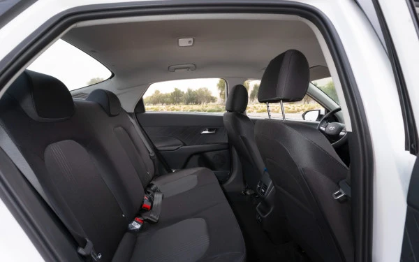  White Hyundai Accent Photo 