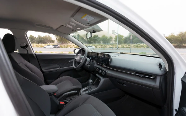  White Hyundai Accent Photo 