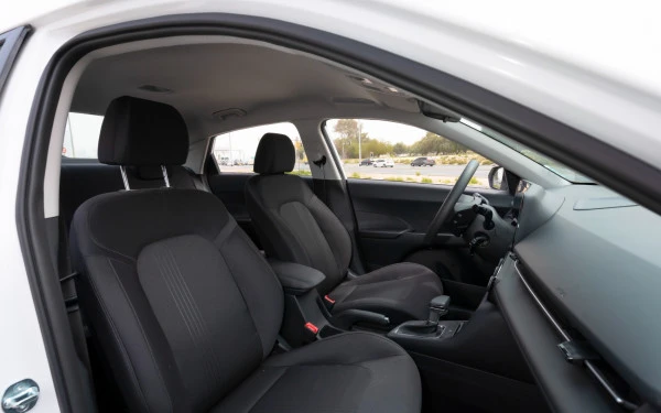  White Hyundai Accent Photo 