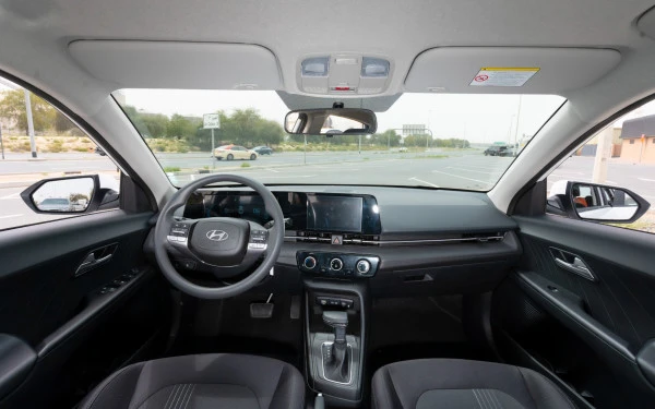  White Hyundai Accent Photo 