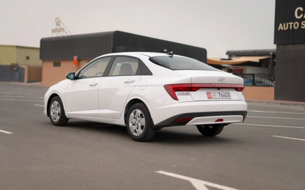  White Hyundai Accent Photo 