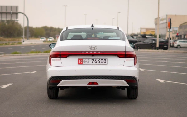  White Hyundai Accent Photo 