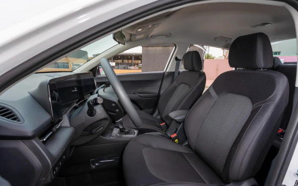  White Hyundai Accent Photo 