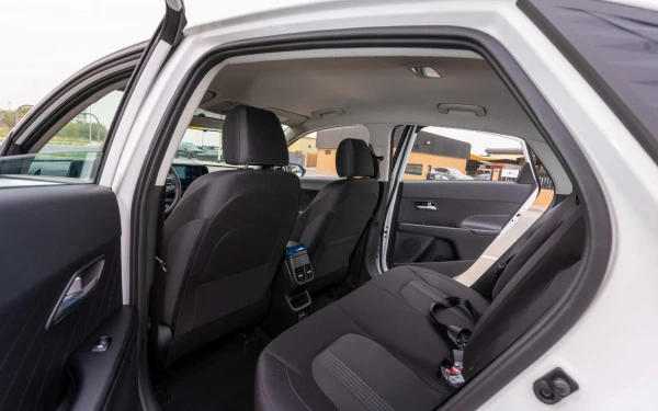  White Hyundai Accent Photo 