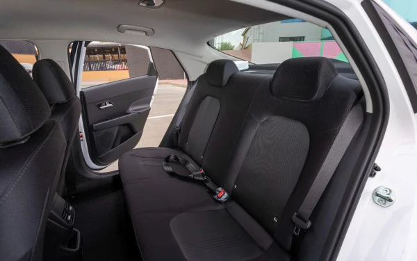  White Hyundai Accent Photo 