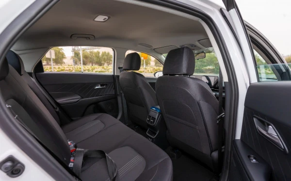  White Hyundai Accent Photo 