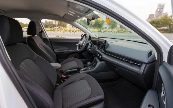  White Hyundai Accent Photo 