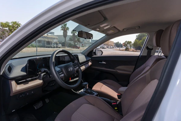 White Hyundai Accent Photo 