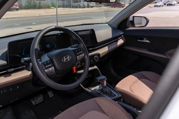  White Hyundai Accent Photo 