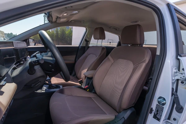  White Hyundai Accent Photo 