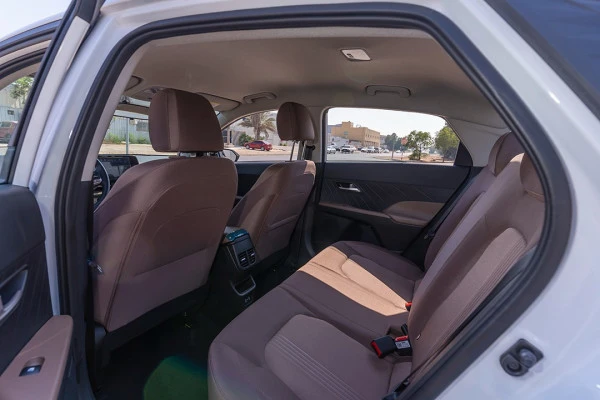  White Hyundai Accent Photo 