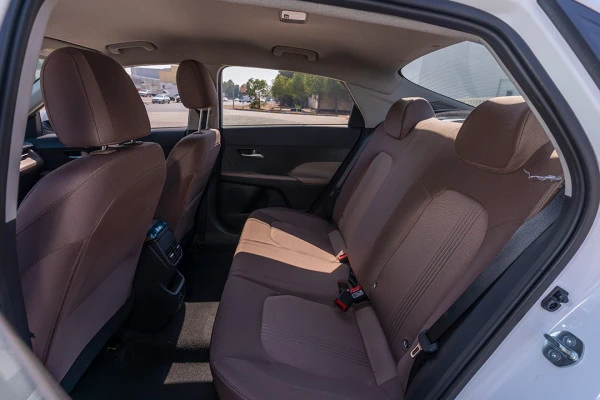  White Hyundai Accent Photo 