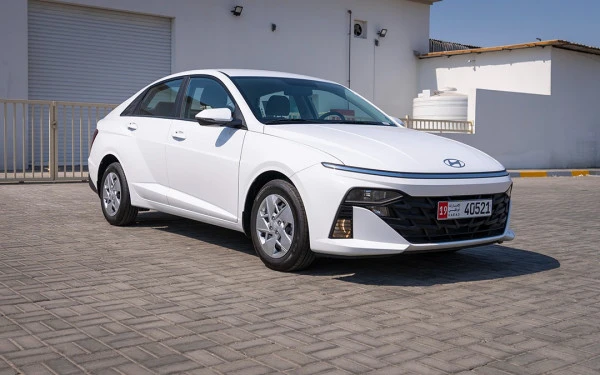  White Hyundai Accent Photo 