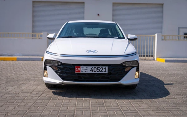  White Hyundai Accent Photo 