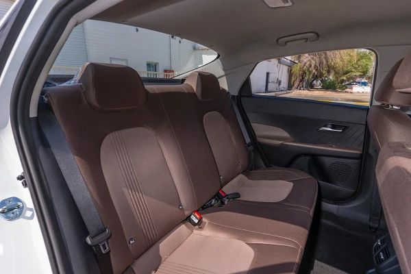  White Hyundai Accent Photo 