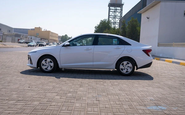  White Hyundai Accent Photo 