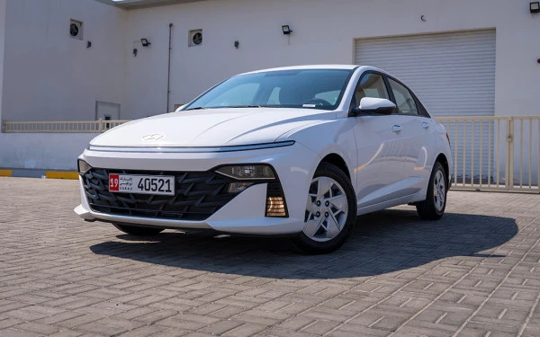  White Hyundai Accent Photo 