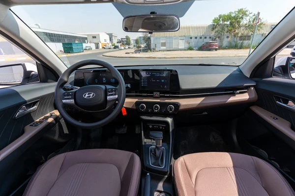  White Hyundai Accent Photo 