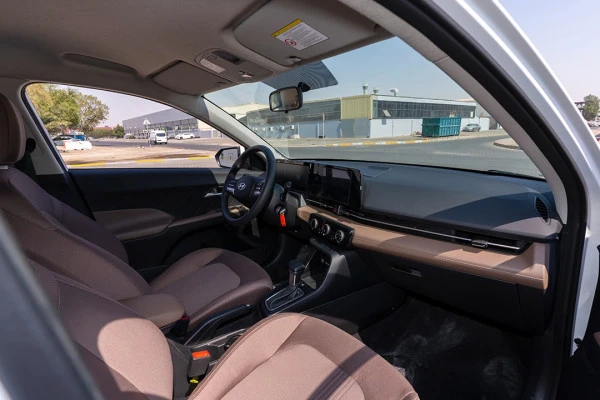  White Hyundai Accent Photo 