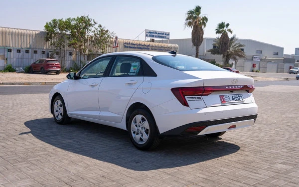  White Hyundai Accent Photo 
