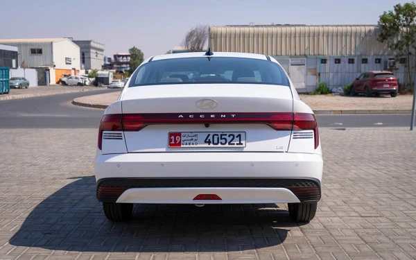  White Hyundai Accent Photo 