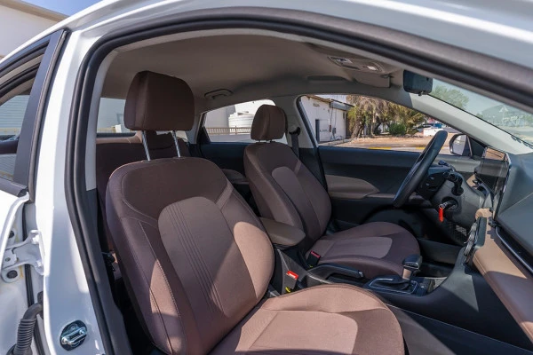  White Hyundai Accent Photo 