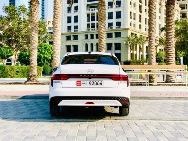  White Hyundai Accent Photo 